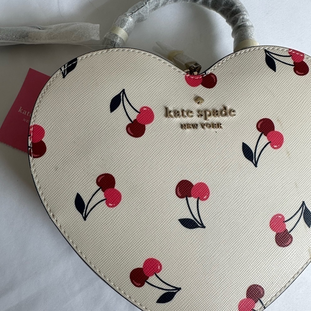 Kate SPADE HEART CROSSBODY PURSE - Picture 2 of 10